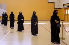 Katarský lid poprvé volí část parlamentu, jeho členy dosud vybíral emír