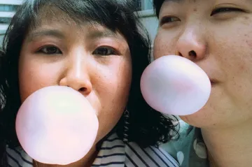 Ze žvýkaček se uvolňuje do lidských slin spousta mikroplastů