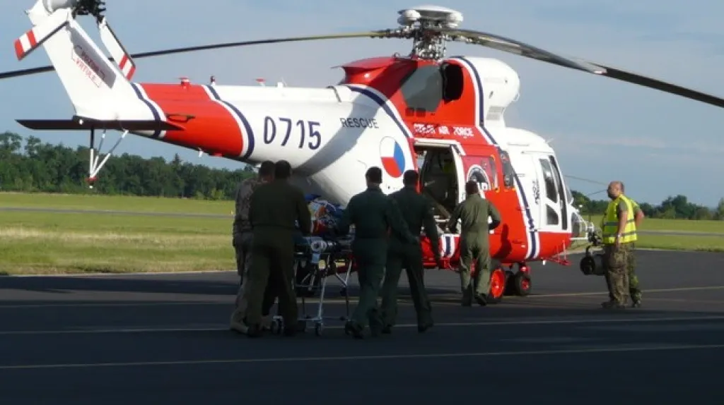 Vrtulník převáží zraněného vojáka do Vojenské nemocnice