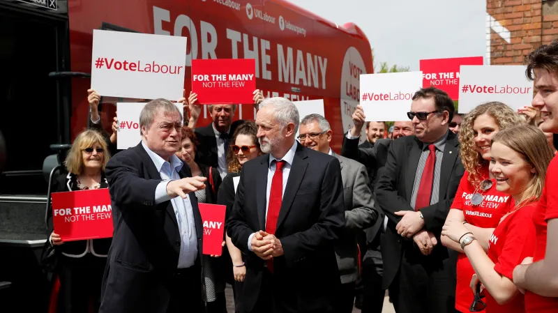 Předvolební kampaň labouristů. Jejich tradiční barvou je červená