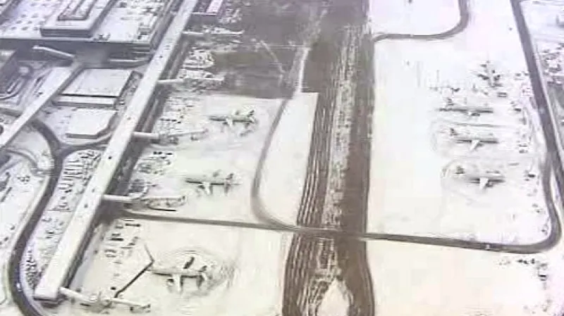 Britská letiště bojují se sněhem