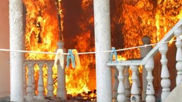 Dům uzbecké rodiny v plamenech