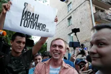 Kreml vyslyšel tlak veřejnosti. Novinář Golunov je na svobodě