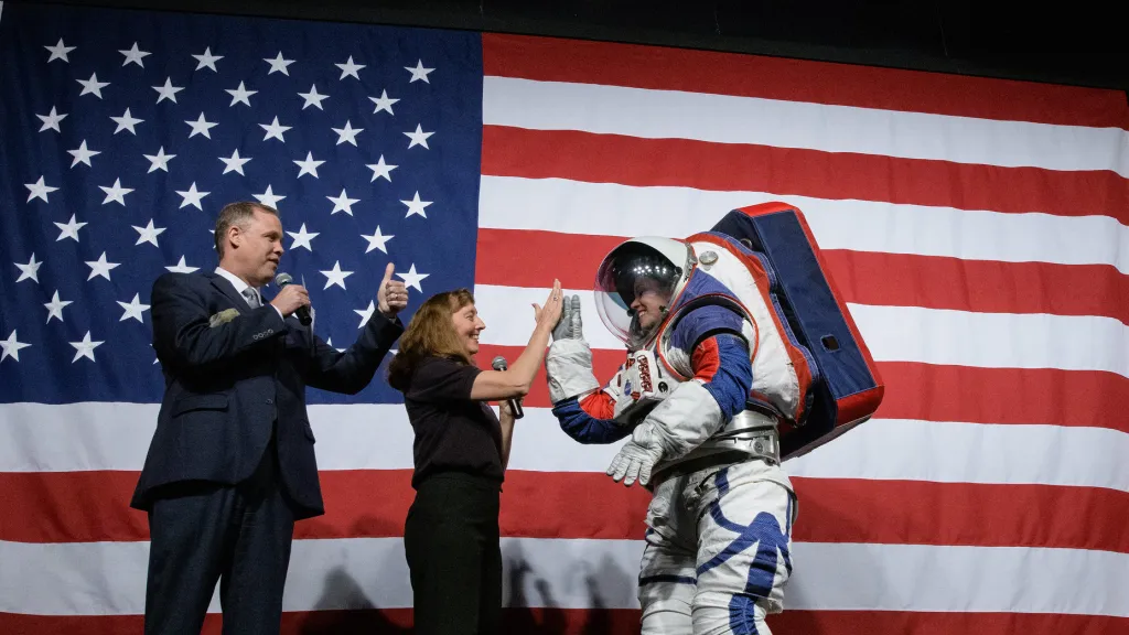 NASA představila nové skafandry