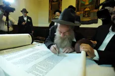 Historický okamžik židovské obce. Staronová synagoga má dva nové svitky tóry