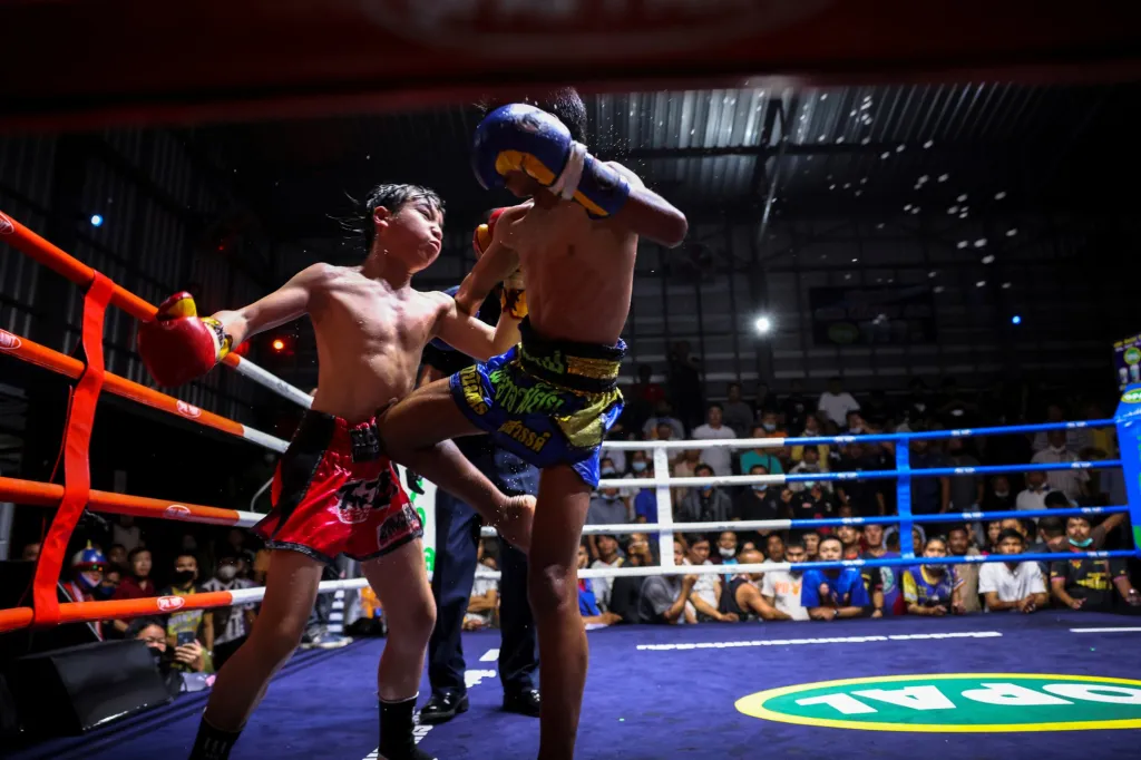Tradiční bojové umění thajský box láká děti na peníze