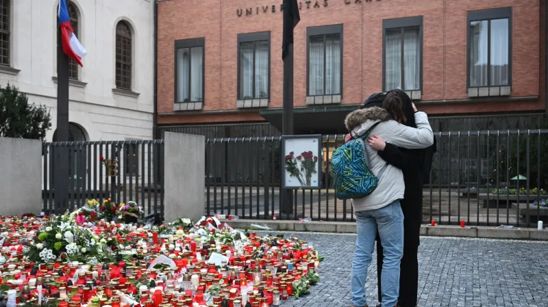 Pietní místo za oběti čtvrteční střelby u Karolina