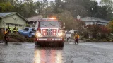 Silná bouře způsobila na mnoha místech státu Kalifornie dne 24. října bleskové záplavy, sesuvy půdy a výpadky elektrického vedení