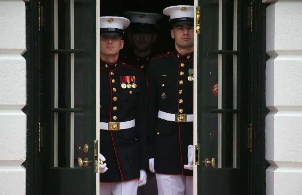 Americká vojenská stráž otevírá dveře do Bílého domu během návštěvy polského prezidenta Andrzeje Dudy v USA