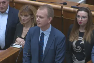 Protestující slovenští poslanci ukončili blokádu řečnického pultu. Pellegrini podle nich neudělal pro zemi nic