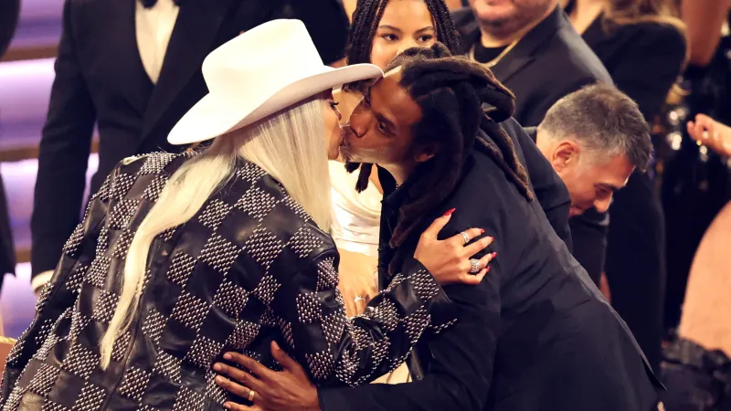 Beyoncé v country klobouku na cenách Grammy v únoru 2024