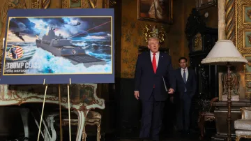 Donald Trump jde představit bojové lodě třídy Trump ve svém sídle Mar-a-Lago