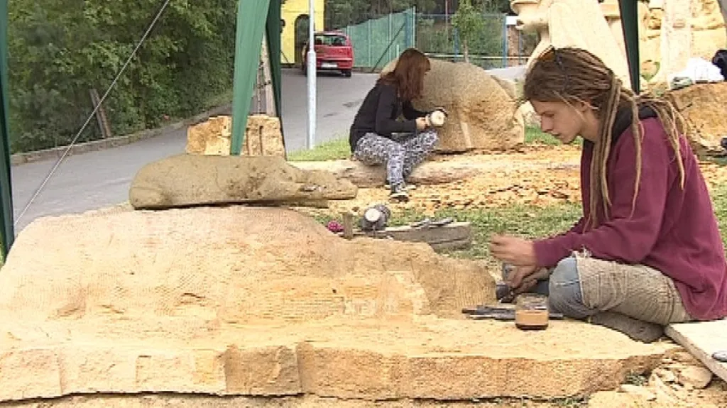 Ve Vískách pracuje pět mladých sochařů