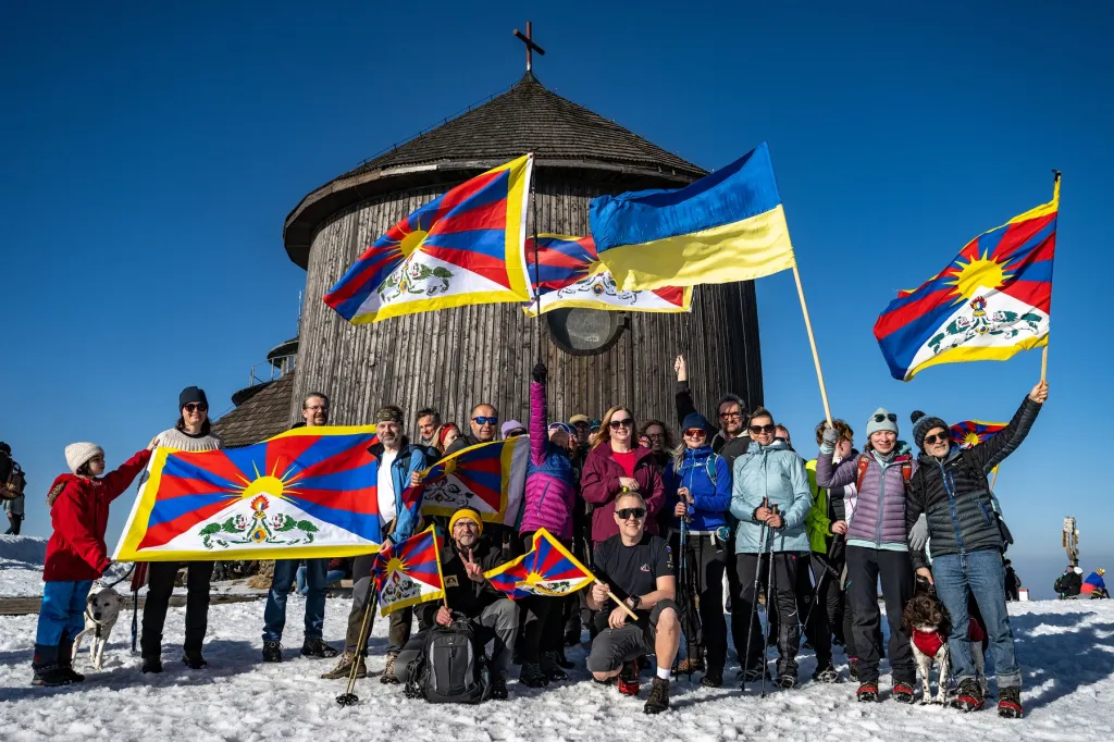 Rozvinutí tibetské vlajky na Sněžce. Zavlála i vlajka ukrajinská