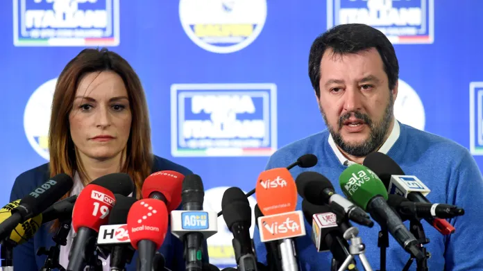 Lucia Borgonzoniová a Matteo Salvini na povolební tiskové konferenci