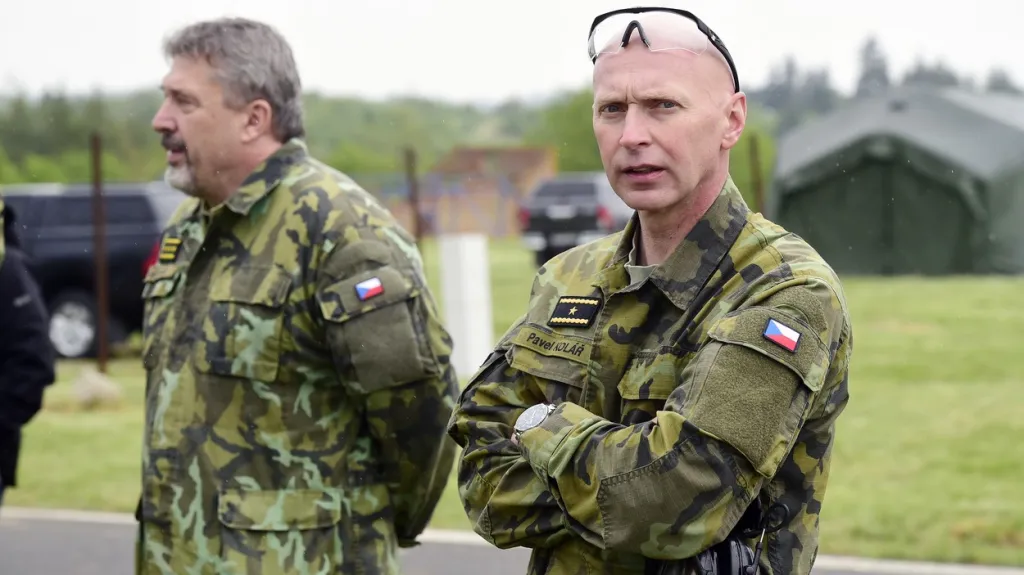 Brigádní generál Pavel Kolář (vpravo)