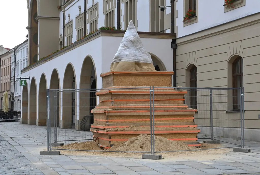 Písková socha svaté Pavlíny na Horním náměstí u radnice v Olomouci