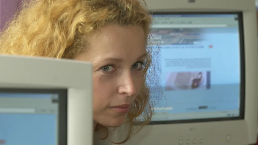 Někdejší ministryně Petra Buzková při předání počítačové sítě dvoutisící škole. Po roce 2000 zaváděl stát internet ve školách