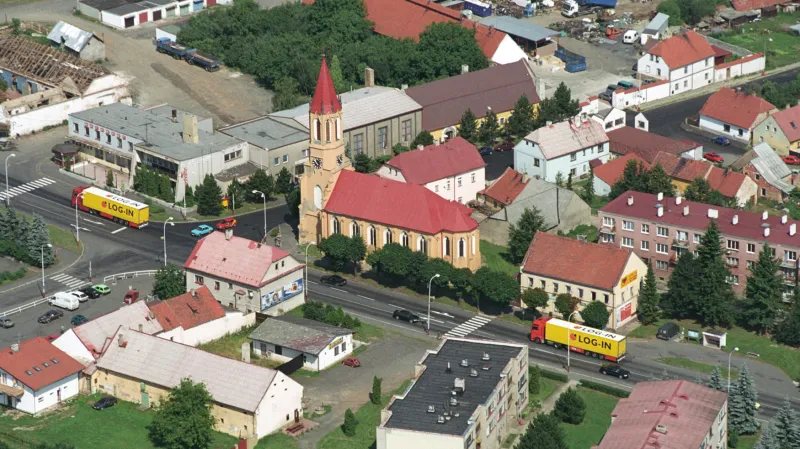 Veškerý provoz nyní vede přímo centrem Lubence, obci se má ulevit za tři roky