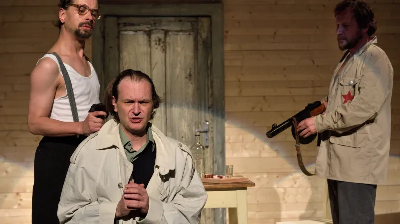 „Už ani nevím, jak se to tam jmenovalo. Šli s námi i místní. Tam jim velitel řekl, že mají vykopat pro ty Němce jámu. Jeden si s námi i zastřílel. Ale ostatní spíš chtěli, ať si tu jámu vykopou Němci sami. Přece to prý nebudou dělat za ně. Jenomže Němci kopali tak pomalu, že bysme tam byli ještě teď. Nakonec to stejně odedřeli ti vesničani.“