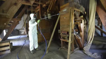 Historický mlýn v Nivnici zbavili pracovníci dřevokazného hmyzu