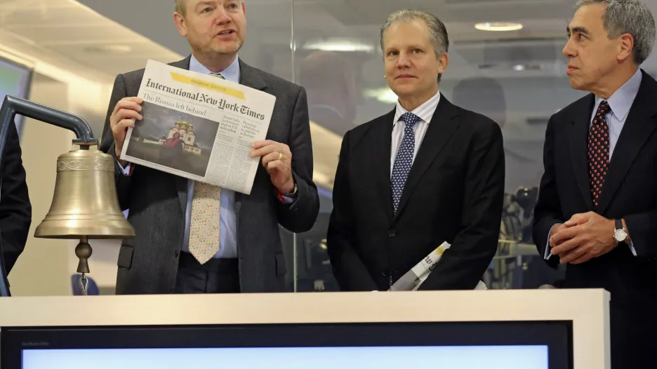 Šéf společnosti New York Times Mark Thompson (vlevo) představuje International New York Times