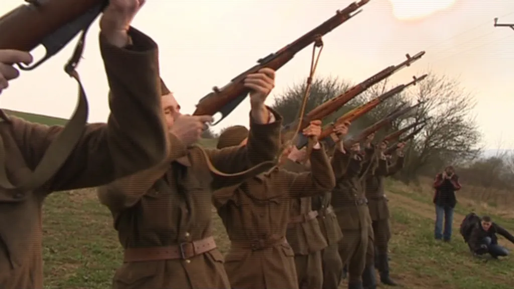 Salva na počest parašutistů