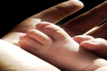 Úspory státu budou bolet všechny, na řadě je porodné