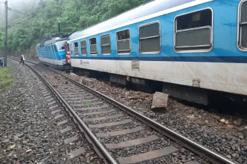 Provoz u Karlštejna je po čtvrteční nehodě rychlíku obnoven, vlaky jezdí po jedné koleji