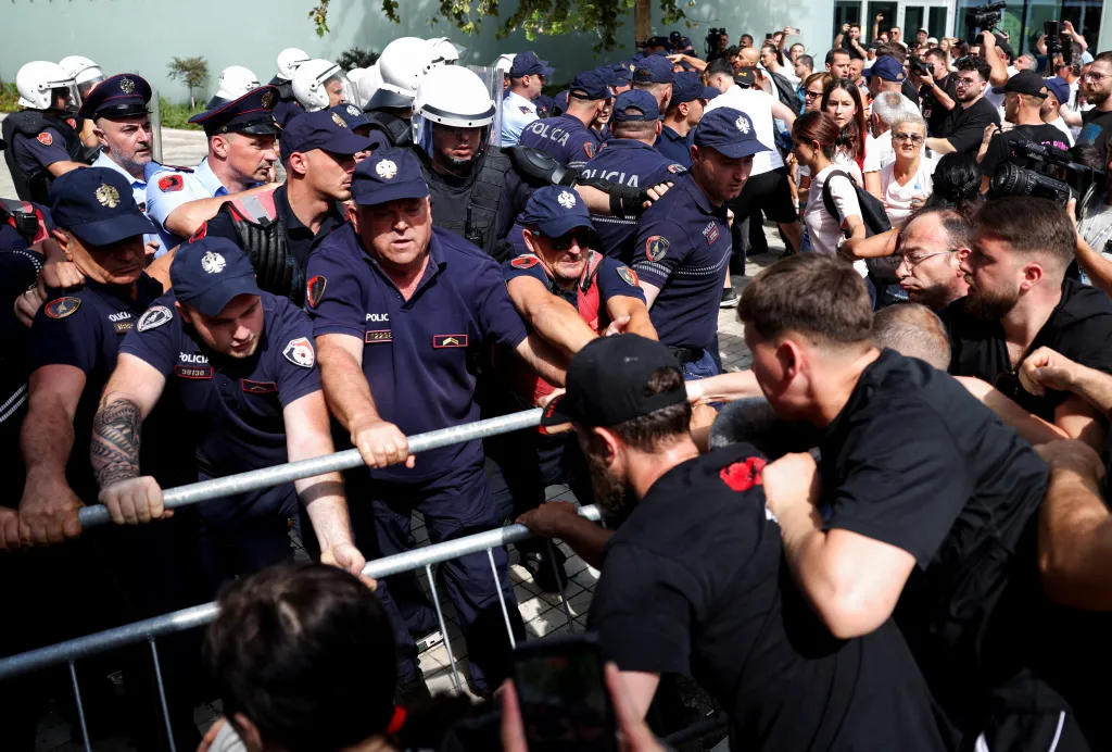 Protest v Tiraně proti plánovanému luxusnímu resortu, který na neobydleném ostrově Sazan plánuje postavit zeť amerického prezidenta Donalda Trumpa Jared Kushner