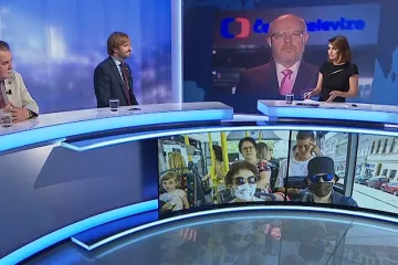 Roušky téměř končí. Snad po nich lidé zase sáhnou, až dostanou rýmu, doufají politici i rektor Zima