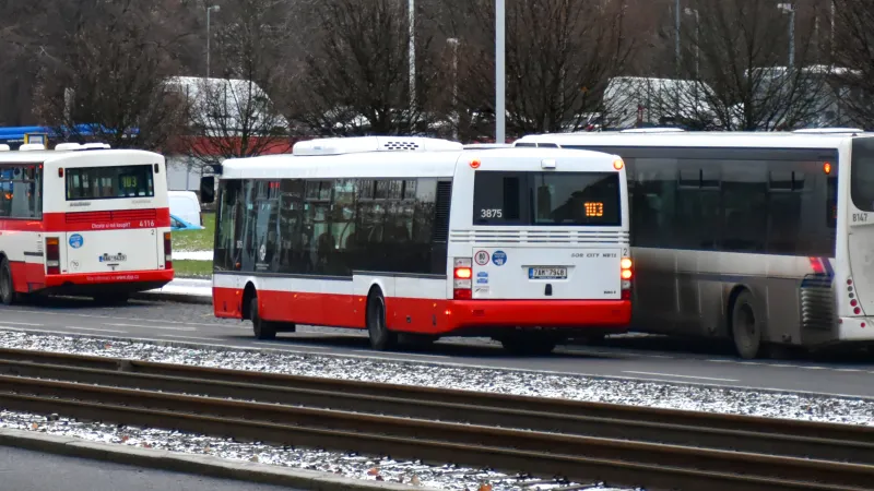 Střídání generací: Karosa se chystá k jedné z posledních jízd na lince 103, na její místo přijíždí nízkopodlažní SOR
