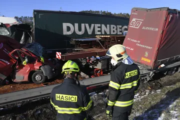 Dálnice D5 na Berounsku byla po jedenácti hodinách od hromadné nehody zcela zprůjezdněna