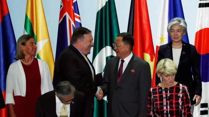 Mike Pompeo a Ri Jong-ho se zdraví na setkání ministrů zahraničí Sdružení zemí jihovýchodní Asie (ASEAN)