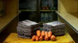 Kilogram mrkví se na trhu v Caracasu prodává za 3 000 000 bolívarů, v přepočtu za 10 korun