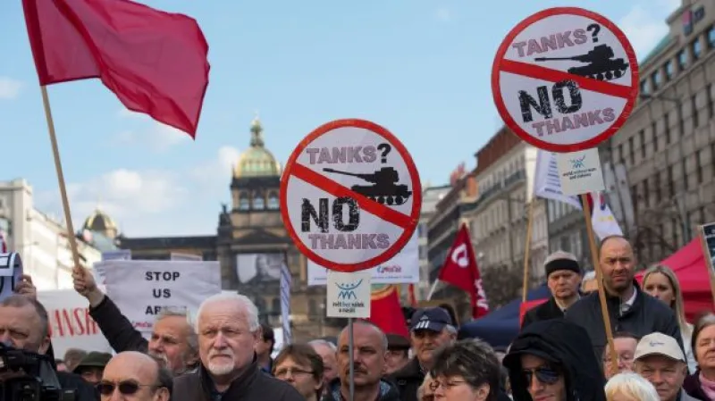 Průjezd amerického konvoje: Názorové střety v Praze