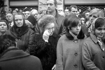 Zprvu zástupy za Palachovou rakví, pak dvacet let ticha