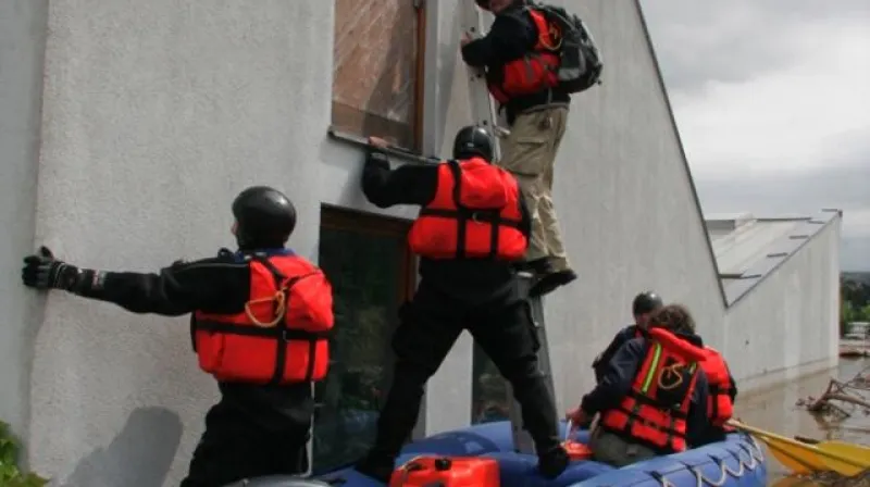 Ošetřovatelé lezou za gorilami do povodňové věže