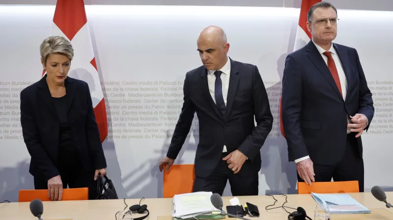 Švýcarská ministryně financí Karin Keller-Sutterová, spolkový prezident Alain Berset a předseda Švýcarské národní banky Thomas J. Jordan