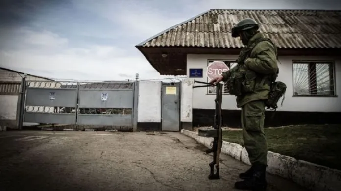 Události: Ruská armáda posílila sevření Krymu