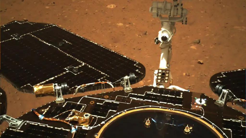 První snímky čínské sondy na Marsu