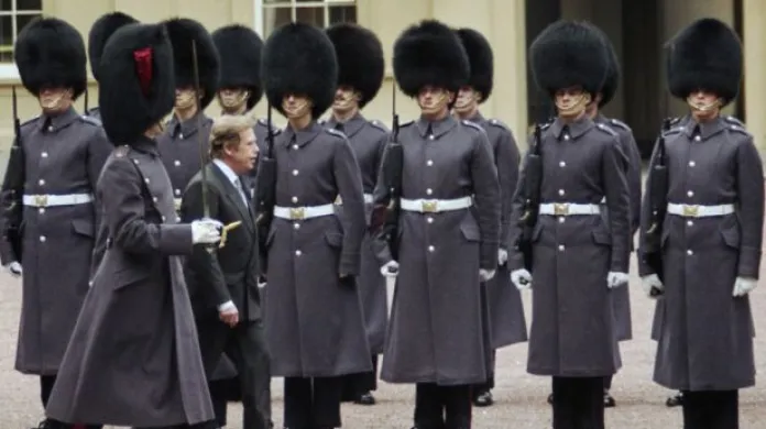 Na snímku Michala Krumphanzla z 21. března 1990 je prezident Václav Havel při přehlídce čestné jednotky královské gardy během uvítacího ceremoniálu na prvním nádvoří Buckinghamského nádvoří v Londýně.
