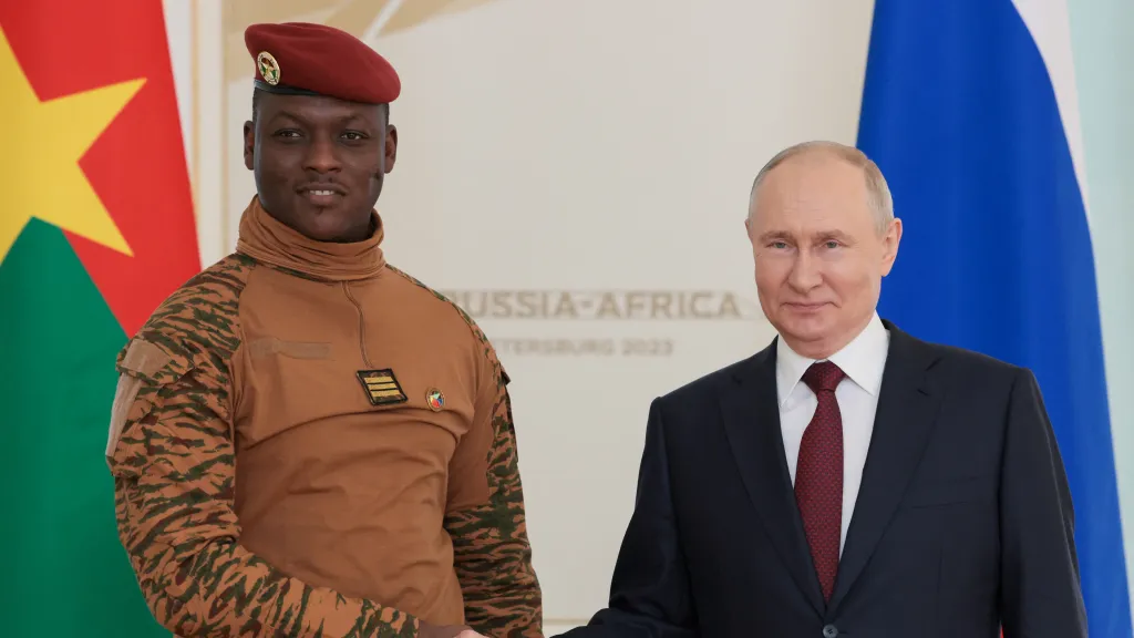 Ruský vládce Vladimir Putin při setkání s burkinským protějškem Ibrahimem Traoré