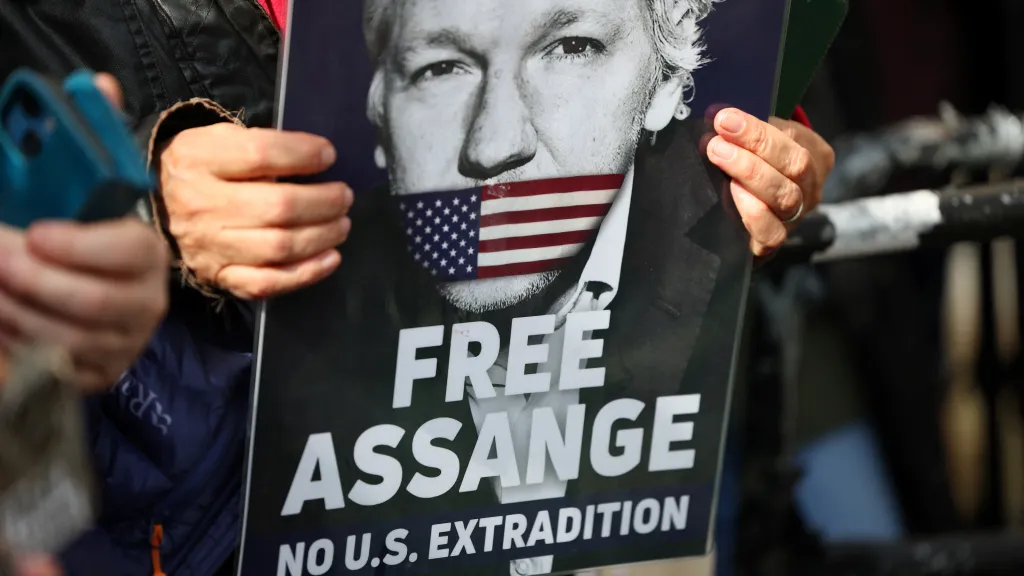 Plakát na podporu zakladatele WikiLeaks Juliana AssaREUTERS/Toby Melvillenge