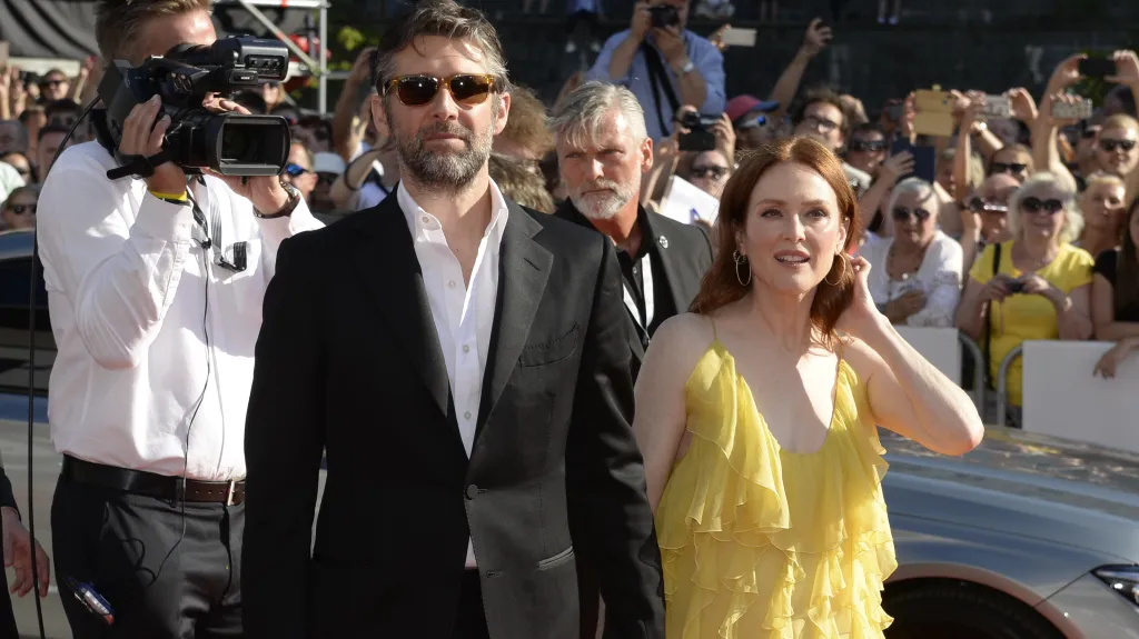 Julianne Mooreová a Bart Freundlich, které spojuje nejen manželství, ale i letošní zahajovací snímek Po svatbě; na červeném koberci se zdrželi a potřásli si rukou snad s každým fanouškem