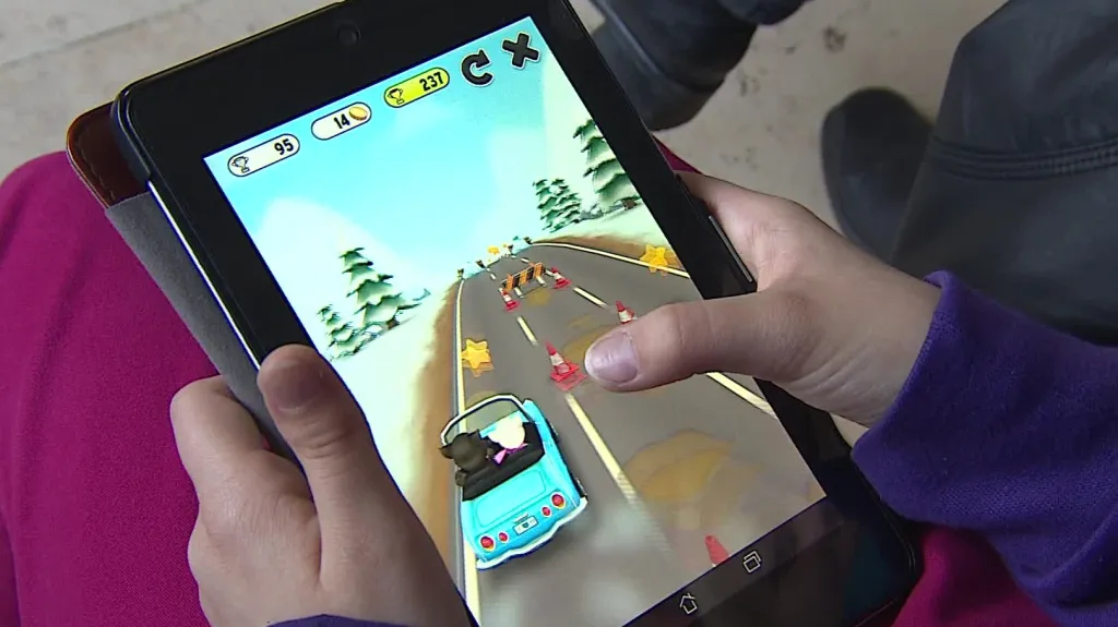 Děti si na tabletech hrají několik desítek minut denně