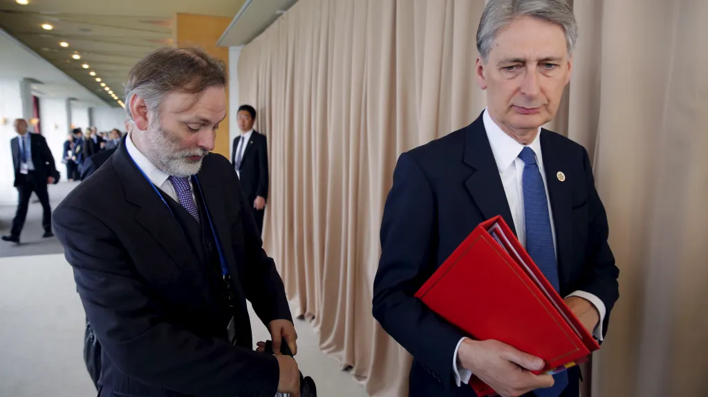 Tim Barrow (vlevo) s exministrem zahraničí Philipem Hammondem