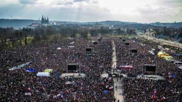 Pohled na demonstraci na Letné