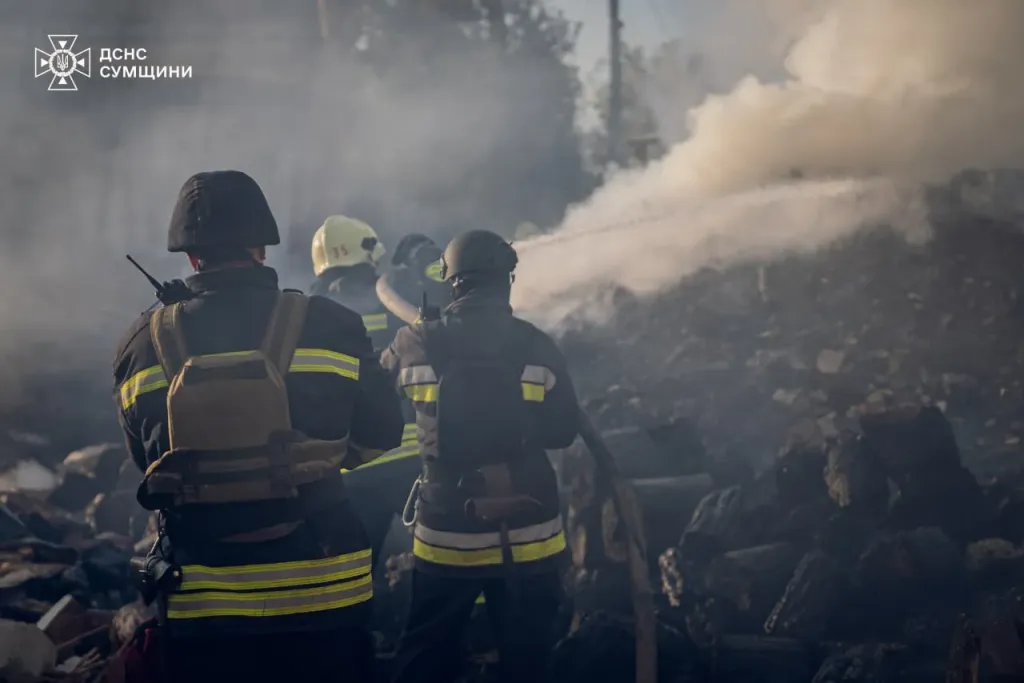 Ukrajinští hasiči bojovali s požárem po ruském útoku v Sumské oblasti