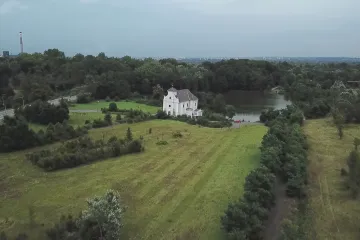 Na dohled šikmého kostela mají vzniknout obří skleníky a naučný park. Škoda, říká Karin Lednická